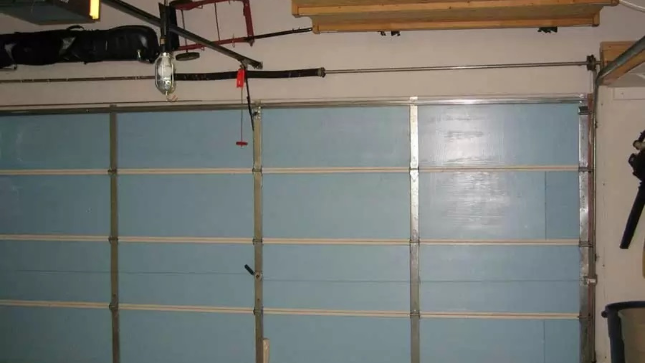 How Garage Door Struts Enhance the Performance of the Door Opener and Reduce Noise